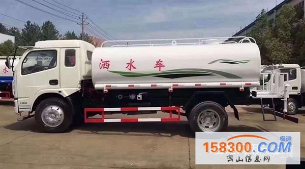 东风多利卡5方洒水车带雾炮多少钱