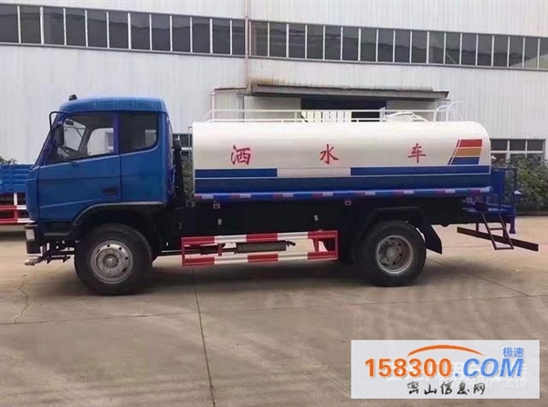 东风多利卡5方洒水车带雾炮多少钱