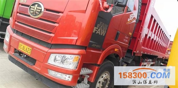 550马力解放J6p前四后八自卸车,首付9万