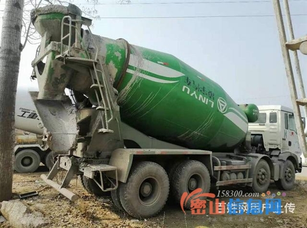 出售轻量化17年二手豪沃 大12方搅拌车340马力