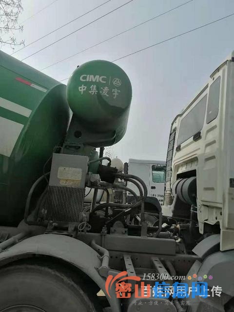 出售轻量化17年二手豪沃 大12方搅拌车340马力